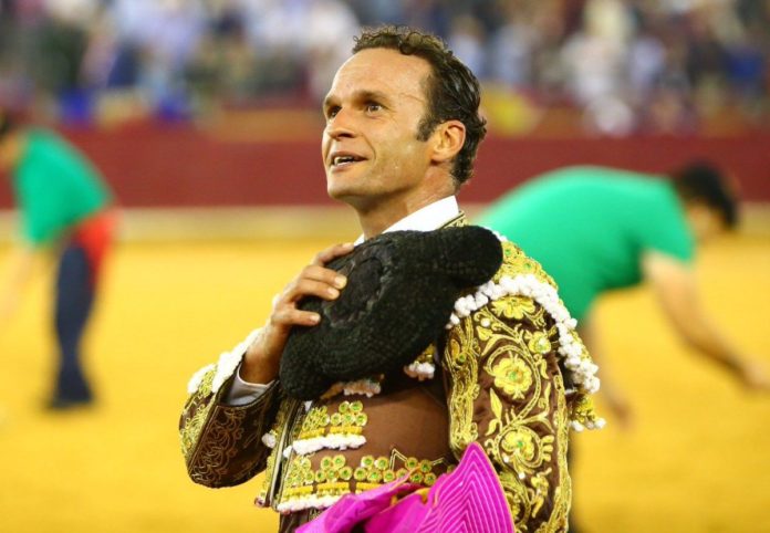 Antonio Ferrera dando la vuelta al ruedo en Zaragoza (FOTO: Coso de la Misericordia)