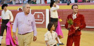 Antonio Ferrera dando la vuelta junto al ganadero de Domínguez Camacho y su nieto (FOTO: Eduardo Porcuna)