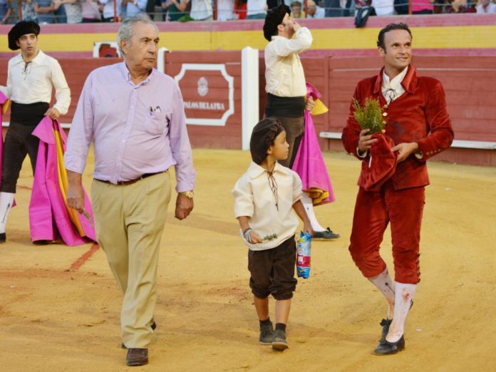 Antonio Ferrera dando la vuelta junto al ganadero de Domínguez Camacho y su nieto (FOTO: Eduardo Porcuna)