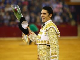 Talavante dando la vuelta al ruedo en Zaragoza (FOTO: Coso de Misericordia)