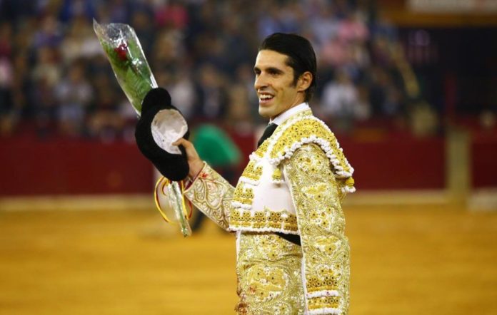 Talavante dando la vuelta al ruedo en Zaragoza (FOTO: Coso de Misericordia)