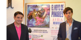 El alumno Carlos Domínguez con el trofeo Piña de Oro de Hoyo de Pinares