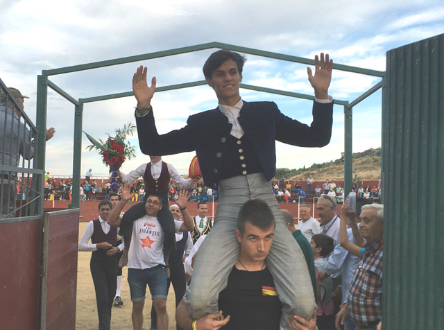 Carlos Domínguez saliendo a hombros en San Juan de Navas