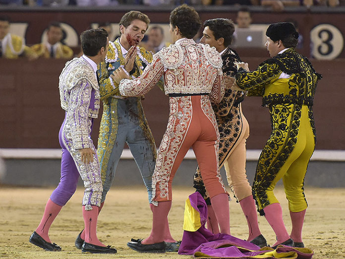 Ginés Marín herido en la cara por el sexto en la Feria de Otoño (FOTO: Julián López)