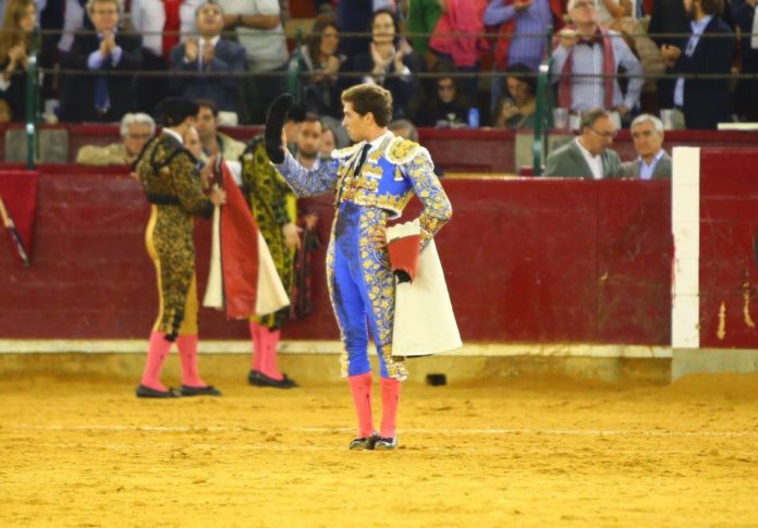 Ginés Marín saluda en Zaragoza tras despachar al sexto