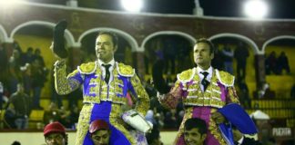 El torero pacense sacado a hombros por su compañero mexicano (FOTO: Emilio Méndez)