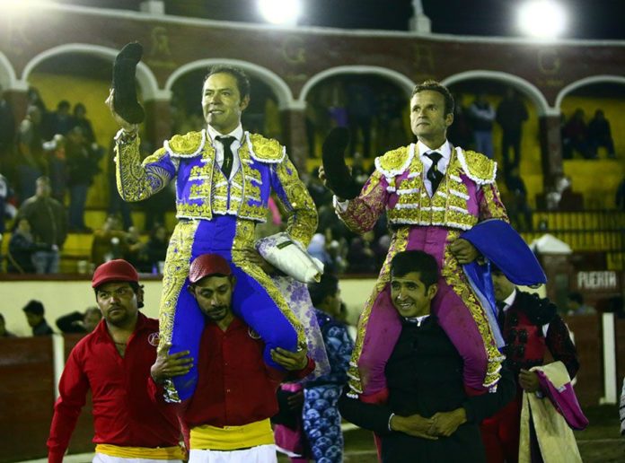 El torero pacense sacado a hombros por su compañero mexicano (FOTO: Emilio Méndez)