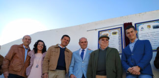 Francisco Martínez, alcalde de Fuentes de León; Mª Luisa Giles, presidenta de la plaza; Curro Carrillo, mayoral de la ganadería; Mariano Vázquez, presidente de la Peña Taurina de Fuentes de León, el ganadero José Luis Iniesta y el novillero Juan Luis Moreno posan delante del azulejo.