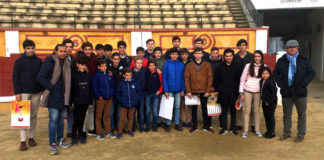 El grupo de alumnos y alumnas junto a sus docentes Luis Reina y Luis Reinoso 'Cartujano' Foto: Dip. Badajoz