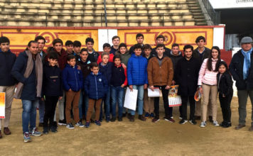 El grupo de alumnos y alumnas junto a sus docentes Luis Reina y Luis Reinoso 'Cartujano' Foto: Dip. Badajoz