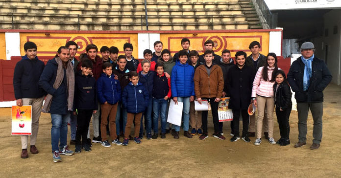 El grupo de alumnos y alumnas junto a sus docentes Luis Reina y Luis Reinoso 'Cartujano' Foto: Dip. Badajoz