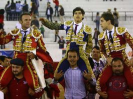 Los dos espada pacenses junto al mexicano Luis David en la salida a hombros (FOTO: Emilio Méndez)