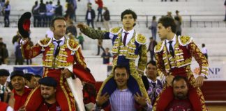 Los dos espada pacenses junto al mexicano Luis David en la salida a hombros (FOTO: Emilio Méndez)