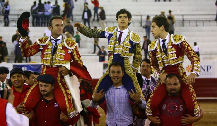 Los dos espada pacenses junto al mexicano Luis David en la salida a hombros (FOTO: Emilio Méndez)