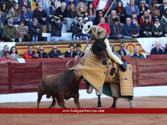 Tito Sandóval sujetando al de El Tajo