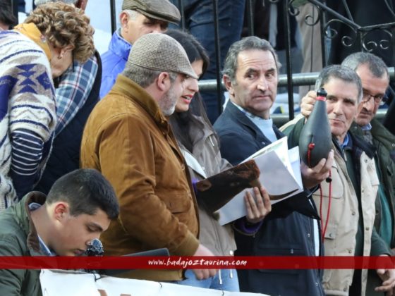 Una aficionada mira el Anuario Taurino del compañero Joao Silva. Merece la pena tenerlo.