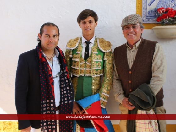 Carlos Domínguez junto a sus maestros. Desde hoy volará solo