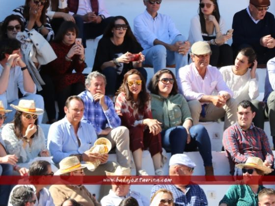 El maestro Capea junto a su hija, esposa de Perera, y la hermana de este