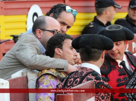 Paquito que debutaba como apoderado consolando a su torero