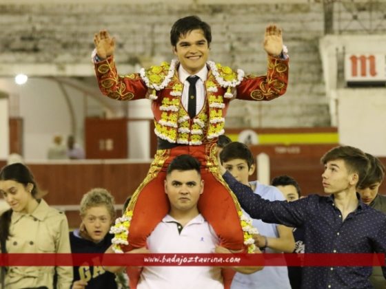 Iván Valares a hombros en su debut con caballos