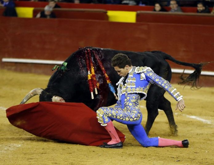 Ginés Marín en un doblón pinturero al último de la tarde (FOTO: Arjona-Aplausos.es)