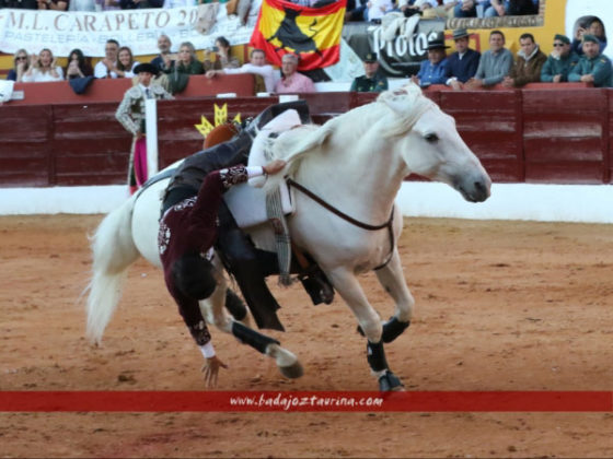 Diego Ventura evitó la caída por los pelos, nunca mejor dicho