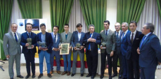 Galardonados y organizadores posan junto al maestro Luis Reina