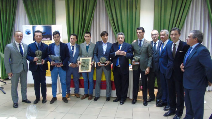 Galardonados y organizadores posan junto al maestro Luis Reina