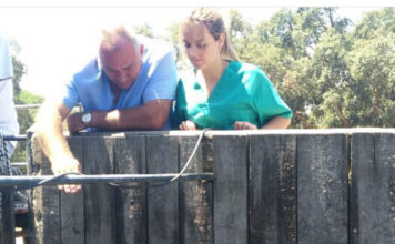 Antonio y Matilde Albarrán en una imagen de su labor de campo.