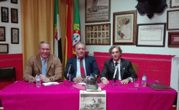 Joaquín Ramos junto a Mateo Giralt, presidente del CTE Badajoz y el presentador Francisco Lozano