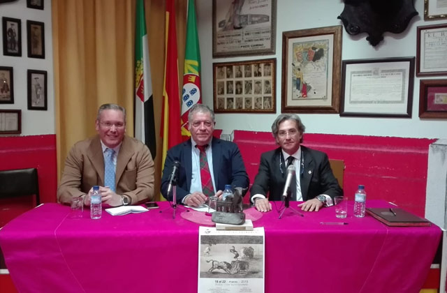 Joaquín Ramos junto a Mateo Giralt, presidente del CTE Badajoz y el presentador Francisco Lozano