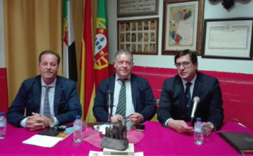 Rui Bento junto a Mateo Giralt, presidente del Club Taurino y Luis Sánchez, presentador del acto.