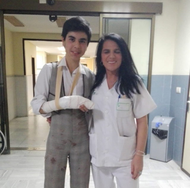 El alumno de la Escuela posa junto al personal sanitario que le atendió en Urgencias del Hospital Universitario de Badajoz
