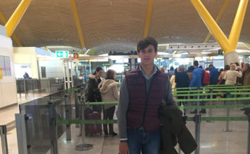 El joven novillero minutos antes de embarcar en el vuelo que lo llevará a México.