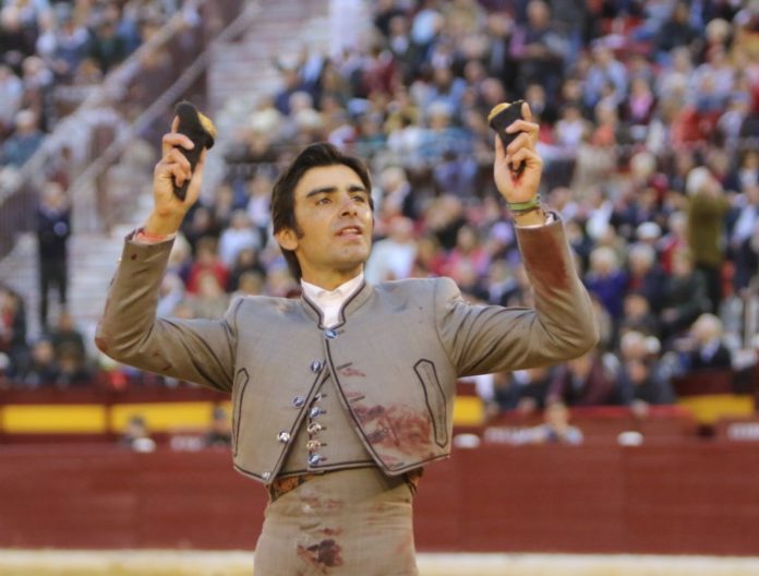 Perera con las dos orejas cortadas en el festival de Murcia (FOTO: Templaíto-Aplausos.es)