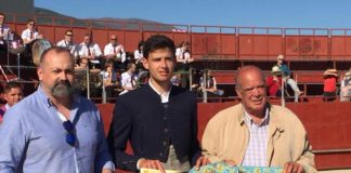 Alejandro Rivero con el capote de paseo que le acredita como ganador del Bolsín de Candeleda 2019