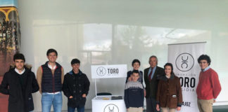 Jóvenes de la Escuela Taurina junto al stand del Círculo de Badajoz