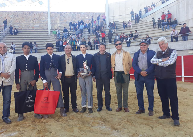 Manuel Perera con el trofeo que le acredita como ganador del IV Bolsín Ciudad de Llerena