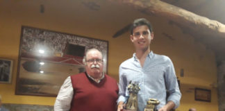 El alumno de la Escuela Taurina de Badajoz recogió de manos del alcalde de Ledesma el trofeo Rosquilla de Oro en su XV edición.