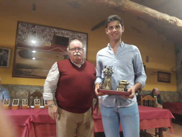 El alumno de la Escuela Taurina de Badajoz recogió de manos del alcalde de Ledesma el trofeo Rosquilla de Oro en su XV edición.