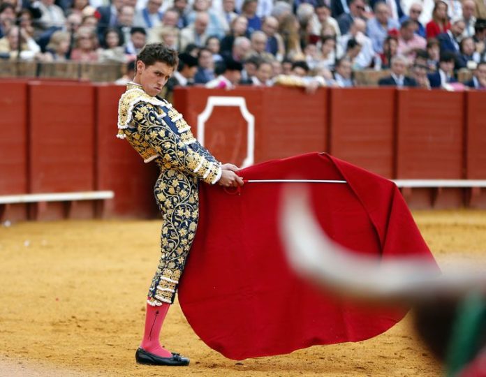 Ginés Marín en el comienzo de faena al sexto (FOTO: Arjona-aplausos.es)