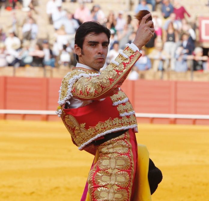 Perera mostrando la oreja de su primero en Sevilla (FOTO: Arjona-aplausos.es)