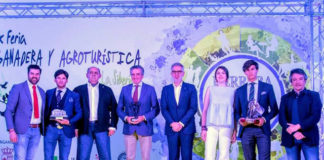 Los premiados junto al presentador del acto, el presidente de la Peña y distintas personalidades locales