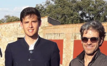 El novillero de Alburquerque junto a José Tomás tras su actuación en los tentaderos clasificatorios