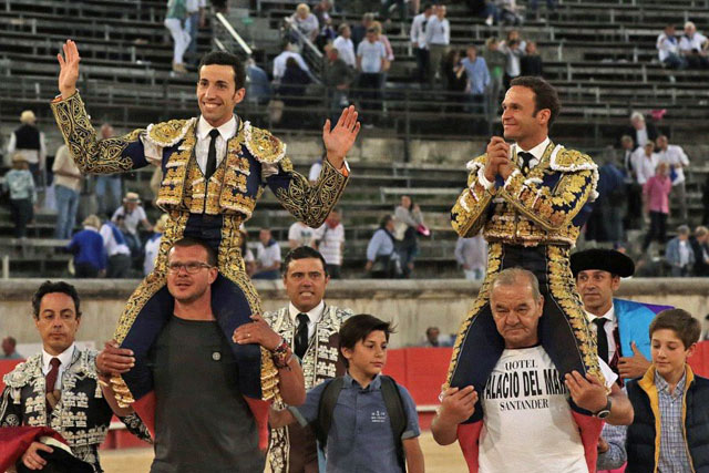Antonio Ferrera abandona el coliseo de Nimes a hombros junto a David de Miranda (FOTO: Daniel Chicot-Aplausos.es)