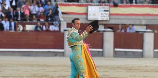 Antonio Ferrera saluda la ovación del primero de la tarde (FOTO: Javier Arroyo-Aplausos)