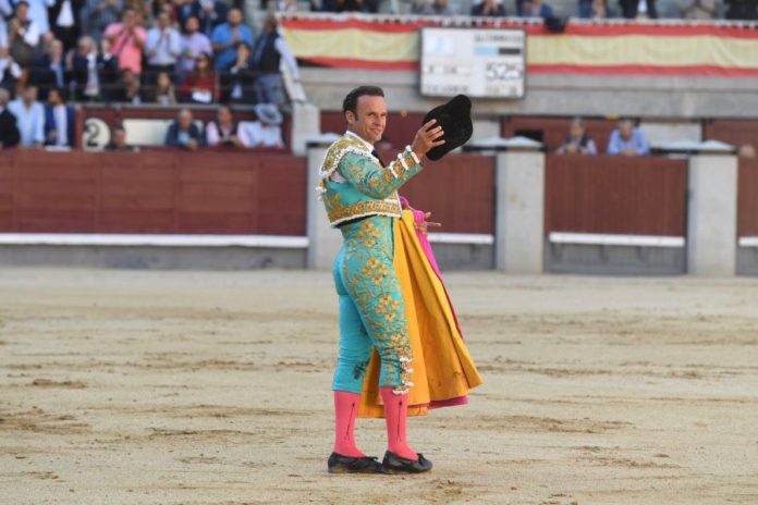 Antonio Ferrera saluda la ovación del primero de la tarde (FOTO: Javier Arroyo-Aplausos)