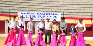 El maestro Luis Reina con sus alumnos en la fiesta de su peña de Almendralejo