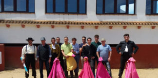 El grupo de Aficionados Prácticos de Badajoz posa en la plaza de toros de Peñas Blancas