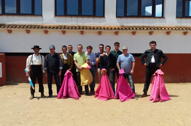 El grupo de Aficionados Prácticos de Badajoz posa en la plaza de toros de Peñas Blancas